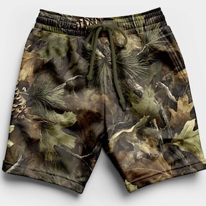 K&ouml;nnte beinhalten: Shorts mit Camouflage-Print und Kordelzug in der Taille. Die Shorts zeigen ein Muster aus Bl&auml;ttern, Kiefernnadeln und Tannenzapfen in Braun-, Gr&uuml;n- und Beiget&ouml;nen. Die Shorts sind aus einem weichen, bequemen Material gefertigt.