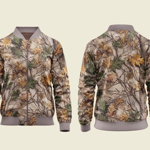 K&ouml;nnte beinhalten: Eine Camouflage-Bomberjacke mit einem Muster aus Bl&auml;ttern und &Auml;sten in Braun-, Gr&uuml;n- und Beiget&ouml;nen. Die Jacke hat einen grauen Kragen, B&uuml;ndchen und Saum sowie einen durchgehenden Rei&szlig;verschluss. Die Jacke wird von vorne und hinten gezeigt.