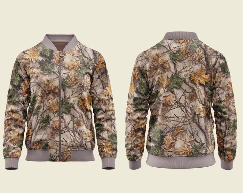 K&ouml;nnte beinhalten: Eine Camouflage-Bomberjacke mit einem Muster aus Bl&auml;ttern und &Auml;sten in Braun-, Gr&uuml;n- und Beiget&ouml;nen. Die Jacke hat einen grauen Kragen, B&uuml;ndchen und Saum sowie einen durchgehenden Rei&szlig;verschluss. Die Jacke wird von vorne und hinten gezeigt.