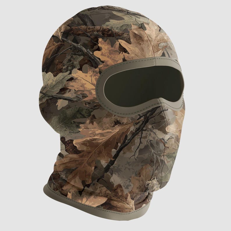 K&ouml;nnte beinhalten: Eine Tarn-Balaclava mit einem Muster aus braunen, beigen und gr&uuml;nen Bl&auml;ttern. Sie hat eine gro&szlig;e Augen&ouml;ffnung und eine beige Umrandung. Das Material wirkt weich und flexibel.