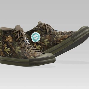 K&ouml;nnte beinhalten: Hohe Canvas-Sneaker mit einem Tarnmuster aus braunen, gr&uuml;nen und beigen Bl&auml;ttern und Tannenzapfen. Die Sneaker haben olivgr&uuml;ne Sohlen, Schn&uuml;rsenkel und einen Logoaufn&auml;her. Eine stilvolle und einzigartige Schuhoption.