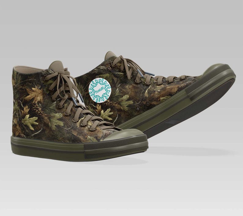 K&ouml;nnte beinhalten: Hohe Canvas-Sneaker mit einem Tarnmuster aus braunen, gr&uuml;nen und beigen Bl&auml;ttern und Tannenzapfen. Die Sneaker haben olivgr&uuml;ne Sohlen, Schn&uuml;rsenkel und einen Logoaufn&auml;her. Eine stilvolle und einzigartige Schuhoption.