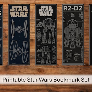 Peut inclure: Un ensemble de cinq marque-pages sur le thème de Star Wars. Chaque marque-page présente un design différent, notamment des chasseurs X-Wing, des chasseurs TIE, des marcheurs AT-AT, R2-D2 et un Stormtrooper. Le texte "STAR WARS" est en haut de chaque marque-page.