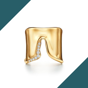 Könnte beinhalten: Ein breiter, goldfarbener Ring mit einem einzigartigen, offenen Design. Der Ring hat eine Reihe kleiner, funkelnder Diamanten an einer Seite, die einen Hauch von Eleganz verleihen. Die glatte, polierte Oberfläche des Rings reflektiert das Licht und unterstreicht seine moderne Ästhetik.