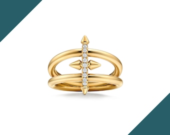 Titan av Williams. Tvåradig ring i 18 karat massivt guld med diamanter, fiskstjärtsinfattade pavédiamanter. Vigselring