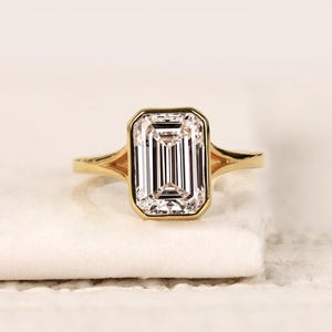3,50 Ct Smaragdschliff Diamantring, Ehering aus 14K Gold in Lünette mit Diamant, IGI-zertifizierter Diamantring mit geteiltem Schaft
