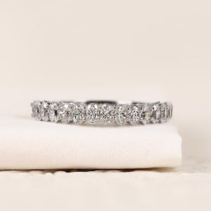 Owalna obrączka ślubna z diamentami Half Eternity, minimalistyczna obrączka rocznicowa z diamentami hodowanymi laboratoryjnie, owalna obrączka łączona laboratoryjnie, obrączka do noszenia na co dzień