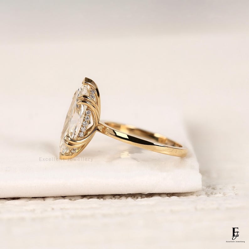 Anillo de compromiso con diamante cultivado en laboratorio de talla marquesa de 4 quilates con halo oculto, anillo de propuesta con doble engaste de garras certificado por IGI F-G VVS en oro amarillo de 18 quilates. imagen 4
