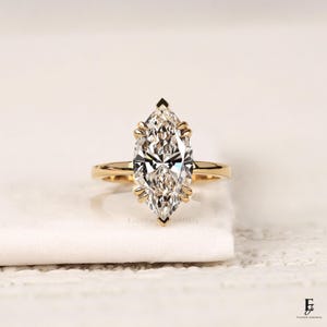 Anillo de compromiso con diamante cultivado en laboratorio de talla marquesa de 4 quilates con halo oculto, anillo de propuesta con doble engaste de garras certificado por IGI F-G VVS en oro amarillo de 18 quilates. imagen 2