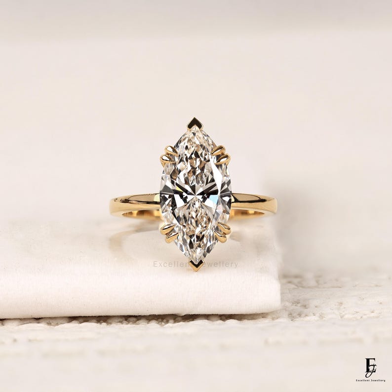Anillo de compromiso con diamante cultivado en laboratorio de talla marquesa de 4 quilates con halo oculto, anillo de propuesta con doble engaste de garras certificado por IGI F-G VVS en oro amarillo de 18 quilates. imagen 2