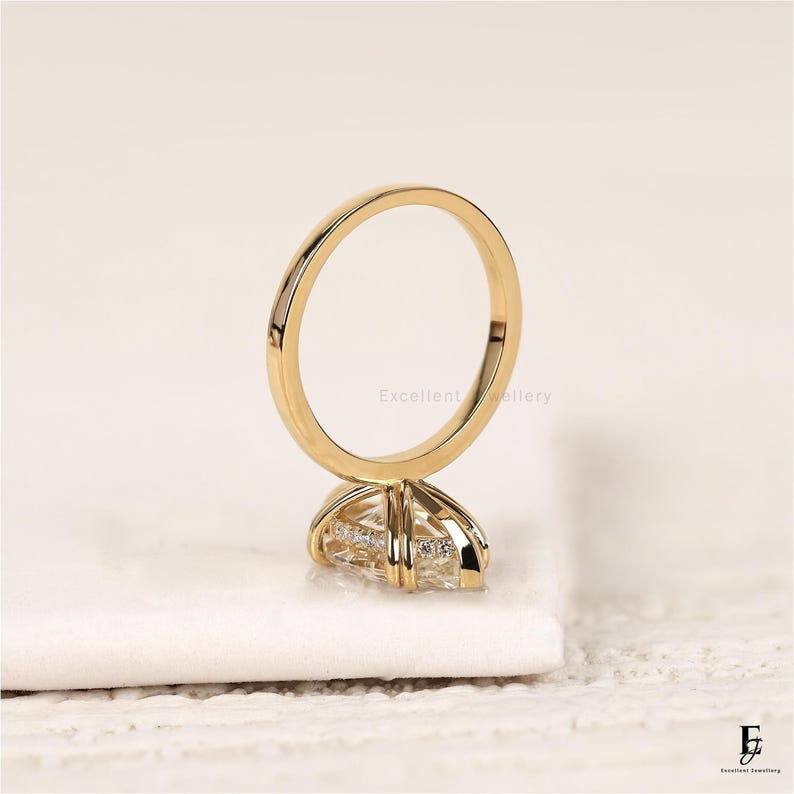 Anillo de compromiso con diamante cultivado en laboratorio de talla marquesa de 4 quilates con halo oculto, anillo de propuesta con doble engaste de garras certificado por IGI F-G VVS en oro amarillo de 18 quilates. imagen 6