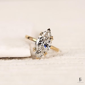 Anillo de compromiso con diamante cultivado en laboratorio de talla marquesa de 4 quilates con halo oculto, anillo de propuesta con doble engaste de garras certificado por IGI F-G VVS en oro amarillo de 18 quilates. imagen 3
