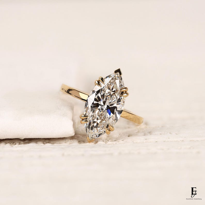 Anillo de compromiso con diamante cultivado en laboratorio de talla marquesa de 4 quilates con halo oculto, anillo de propuesta con doble engaste de garras certificado por IGI F-G VVS en oro amarillo de 18 quilates. imagen 3