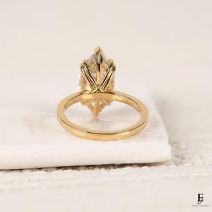 Anillo de compromiso con diamante cultivado en laboratorio de talla marquesa de 4 quilates con halo oculto, anillo de propuesta con doble engaste de garras certificado por IGI F-G VVS en oro amarillo de 18 quilates. imagen 5