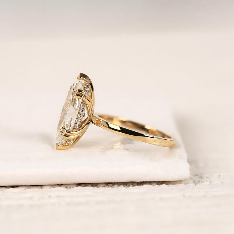 Anillo de compromiso con diamante cultivado en laboratorio de talla marquesa de 4 quilates con halo oculto, anillo de propuesta con doble engaste de garras certificado por IGI F-G VVS en oro amarillo de 18 quilates. imagen 1