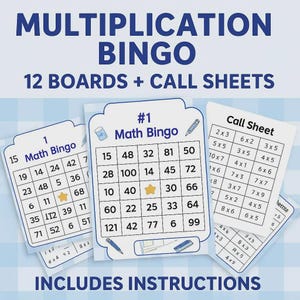 Könnte beinhalten: Ein Satz Multiplikations-Bingo-Spielkarten. Die Karten enthalten 12 Tafeln, Anrufzettel und Anweisungen. Die Spielkarten haben einen weißen Hintergrund mit blauem Text und Illustrationen. Der Text auf den Karten lautet "Multiplikations-Bingo" und "Mathe-Bingo".