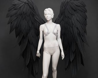 Ali d'angelo nere di alta qualità, costume da ali d'angelo, cosplay da angelo oscuro, ali artistiche indossabili, ali drammatiche, servizio fotografico fantasy, costume etereo