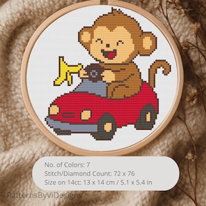 Puede incluir: Un patrón de punto de cruz en un bastidor de madera que muestra un mono marrón conduciendo un coche rojo y sosteniendo un plátano amarillo. El texto dice: No. of Colors: 7, Stitch/Diamond Count: 72 x 76, Size on 14ct: 13 x 14 cm / 5.1 x 5.4 in, PatternsByViDesigns.