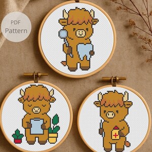 Pode incluir: Três bastidores de bordado em ponto cruz com vacas Highland de desenho animado. Uma vaca segura ferramentas odontológicas e um dente, outra segura uma prancheta e plantas, e a terceira segura uma garrafa com uma cruz vermelha. O texto "PDF Pattern" é visível.