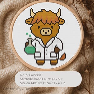Puede incluir: Un bordado de punto de cruz en un aro de madera presenta una vaca de las Tierras Altas de dibujos animados con una bata de laboratorio y un vaso de precipitados verde. El diseño incluye texto: "No. of Colors: 8, 42 x 58 puntos, 8 x 11 cm."
