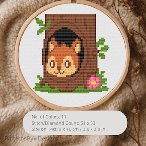 Puede incluir: Un bastidor de bordado de punto de cruz con un diseño de ardilla de dibujos animados en un tronco de árbol. El diseño incluye hierba verde, hojas y una flor rosa. El texto en la imagen dice "No. of Colors: 11, Stitch/Diamond Count: 51 x 53, Size on 14ct: 9 x 10 cm".