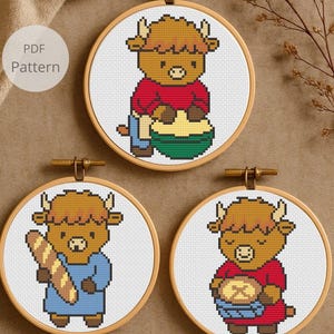 Op de afbeelding: Drie ingelijste kruissteekpatronen met cartoon Highland-koeien. Elke koe wordt in een andere scène afgebeeld, draagt verschillende outfits en houdt voorwerpen vast. De tekst "PDF Pattern" is linksboven zichtbaar. De frames zijn rond en van hout.