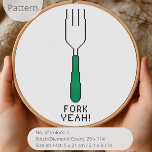 Puede incluir: Un bastidor de bordado de punto de cruz con un diseño de tenedor pixelado, con mango verde y la frase "FORK YEAH!". El patrón está sobre tela blanca, sujeto en un bastidor de madera. El texto "PDF Pattern" está en la esquina superior izquierda.