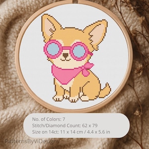 Puede incluir: Patrón de punto de cruz de un chihuahua con gafas de sol rosas y un pañuelo rosa, en un bastidor de bordado de madera. El diseño incluye el texto "PatternsByViDesigns" y detalles sobre el número de colores, el recuento de puntadas y el tamaño: 11 x 14 cm.