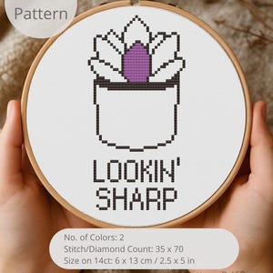 Puede incluir: Un juego de tres tazas de cerámica con un acabado mate moteado. Cada taza presenta un color diferente: azul claro, crema y gris. Las tazas tienen un diseño simple y moderno y un asa cómoda.
