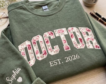 Sudadera de médico bordada a medida, sudadera de médico con estampado floral Toile, regalo para médico, regalo de graduación de doctorado, suéter de médico bonito, camisa de médico