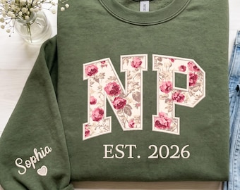 Sudadera personalizada con bordado floral para enfermera practicante, camisa de enfermera Toile, ropa médica personalizada, graduación de enfermera practicante, regalos para enfermeras practicantes
