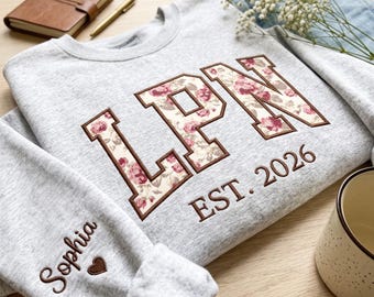 Sudadera personalizada para enfermeras prácticas licenciadas: cuello redondo con aplique de flor bordado, regalo personalizado con nombre para enfermeras prácticas.