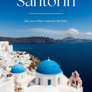 May include: A scenic view of Santorini, Greece, featuring white buildings with blue-domed churches against a backdrop of the Aegean Sea and a clear blue sky. The image includes the text "Santorin" and "L'île aux mille nuances de bleu".