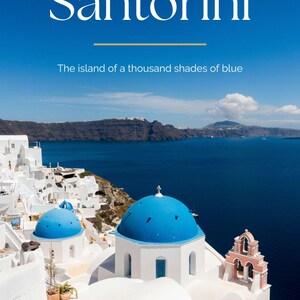 Peut inclure: Vue pittoresque de Santorin, Grèce, avec des bâtiments blancs et des églises aux dômes bleus sur fond de mer Égée. L'image affiche le texte "Santorini" et "L'île aux mille nuances de bleu".
