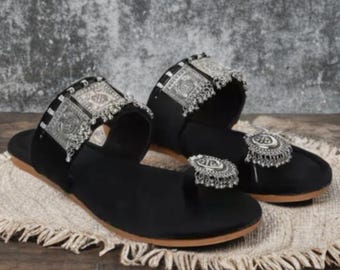 Handgefertigte schwarze ethnische Juttis mit oxidierter Silberarbeit | Traditionelle indische Slip-On Flats für Damen