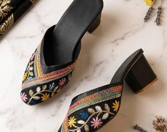 Sandalias tipo mule bordadas / Sandalias negras con tacón de bloque y estampado floral