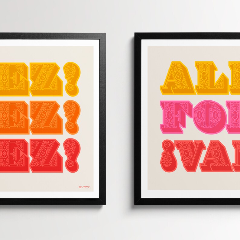 Op de afbeelding: Twee ingelijste kunstprints met zwarte lijsten. De linker print bevat de tekst 'EZ!' in geel, oranje en rood. De rechter print toont de tekst 'ALL FOR VAN' in geel, roze en rood. Beide prints hebben een licht cr&egrave;mekleurige achtergrond.