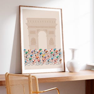 Pu&ograve; includere: Un poster beige con un disegno a linea dell'Arco di Trionfo a Parigi, Francia. Un gruppo di ciclisti con maglie colorate sta pedalando verso l'arco.