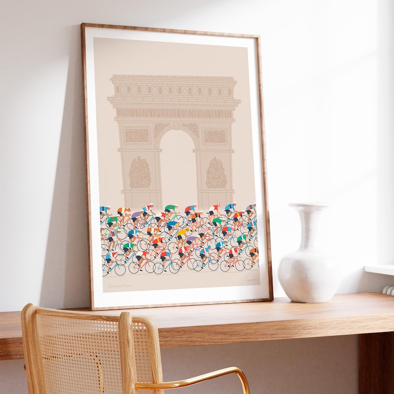 Pu&ograve; includere: Un poster beige con un disegno a linea dell'Arco di Trionfo a Parigi, Francia. Un gruppo di ciclisti con maglie colorate sta pedalando verso l'arco.