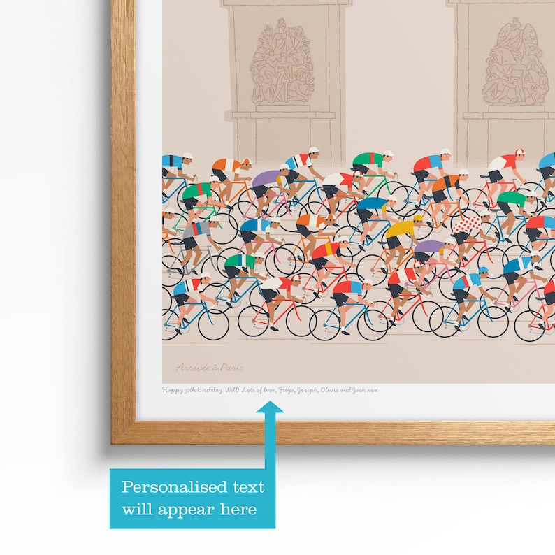 Pu&ograve; includere: Una stampa incorniciata di un'illustrazione colorata di ciclisti in una gara. La stampa ha uno sfondo marrone chiaro e il testo "Assam&eacute; & Paras" e "Happy 30th Birthday Will! Lots of love, Fran, Joseph, Chloe and Jack xxx" in basso.