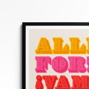Op de afbeelding: Een ingelijste kunstdruk met de tekst ALL FOR & VAMP in een vet, decoratief schreeflettertype. Het woord ALL is geel, FOR is roze en & VAMP is rood. Elke letter bevat ingewikkelde bloemmotieven en een 3D-schaduweffect.