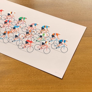 Op de afbeelding: Een rechthoekige kunstdruk op een lichtbeige achtergrond met een groep wielrenners in verschillende gekleurde truien op fietsen. De wielrenners zijn afgebeeld in een platte grafische stijl met witte helmen. Het woord gumo staat in de hoek gedrukt.