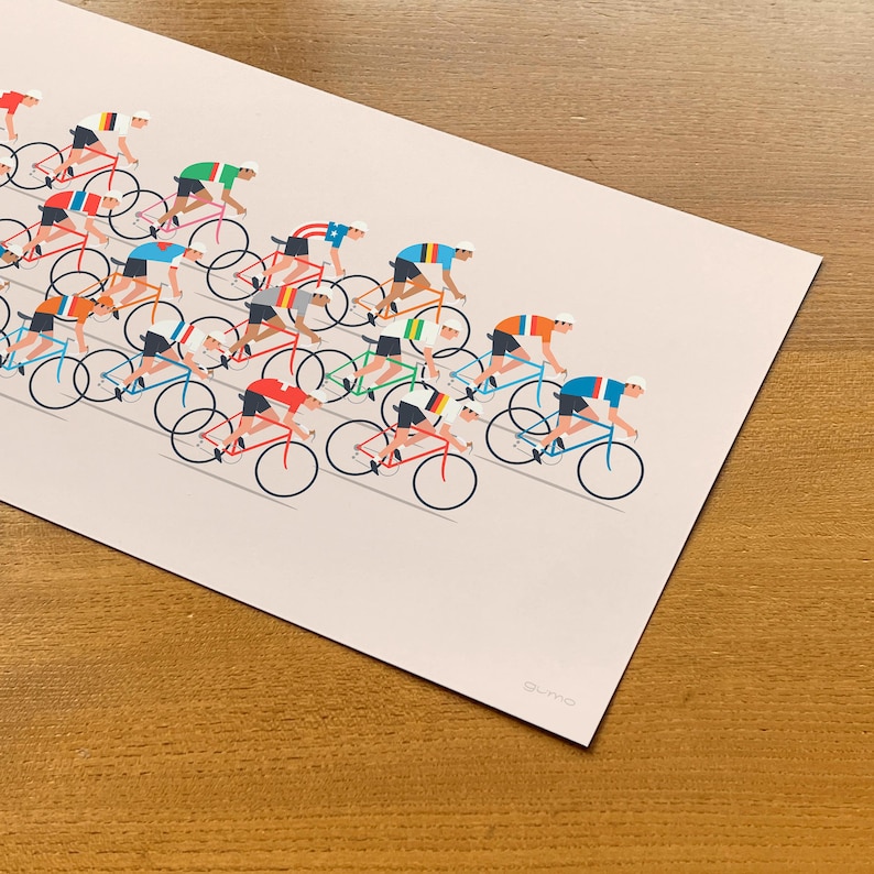 Op de afbeelding: Een rechthoekige kunstdruk op een lichtbeige achtergrond met een groep wielrenners in verschillende gekleurde truien op fietsen. De wielrenners zijn afgebeeld in een platte grafische stijl met witte helmen. Het woord gumo staat in de hoek gedrukt.