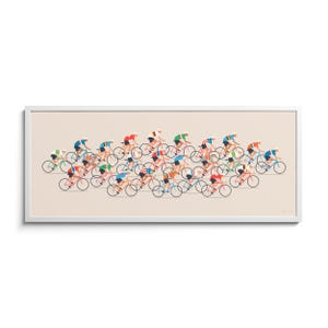 Op de afbeelding: Een ingelijste horizontale print met een gestileerde illustratie van een grote groep wielrenners op racefietsen. De wielrenners dragen kleurrijke truien en witte helmen, afgebeeld in een platte grafische stijl tegen een lichtbeige achtergrond.