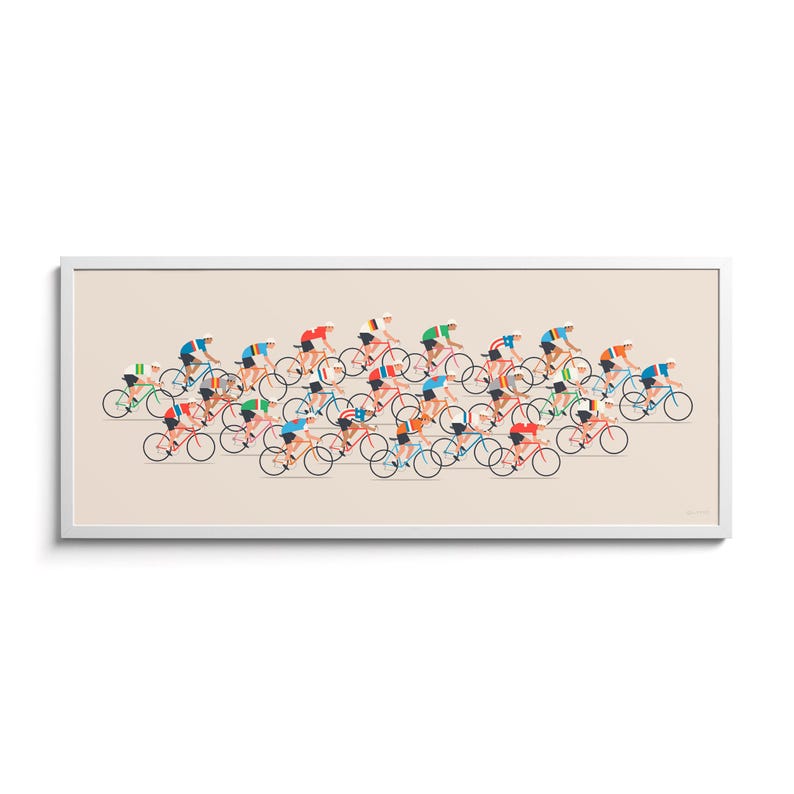 Op de afbeelding: Een ingelijste horizontale print met een gestileerde illustratie van een grote groep wielrenners op racefietsen. De wielrenners dragen kleurrijke truien en witte helmen, afgebeeld in een platte grafische stijl tegen een lichtbeige achtergrond.