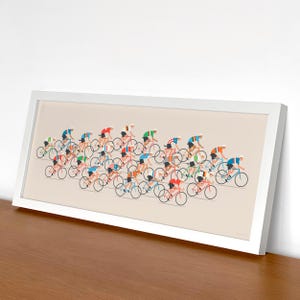 Op de afbeelding: Een ingelijste horizontale print met een gestileerde illustratie van een grote groep wielrenners tijdens een race. De wielrenners dragen kleurrijke truien en witte helmen, afgebeeld in een platte grafische stijl op een lichtbeige achtergrond.