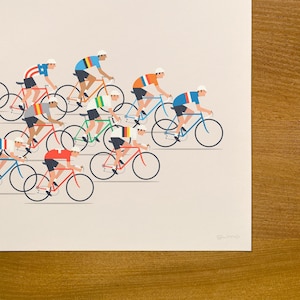 Op de afbeelding: Een grafische kunstdruk op een lichte achtergrond met een groep wielrenners in verschillende gekleurde truien op fietsen. De wielrenners zijn op een platte, gestileerde manier afgebeeld. Het woord gumo staat in de rechterbenedenhoek gedrukt.