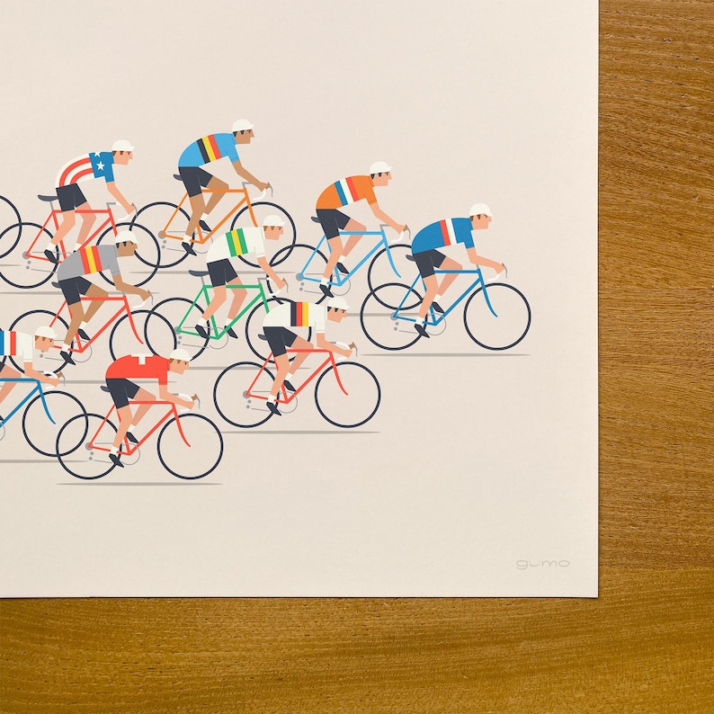 Op de afbeelding: Een grafische kunstdruk op een lichte achtergrond met een groep wielrenners in verschillende gekleurde truien op fietsen. De wielrenners zijn op een platte, gestileerde manier afgebeeld. Het woord gumo staat in de rechterbenedenhoek gedrukt.