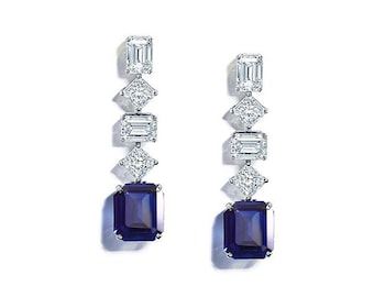 Brincos pendentes em prata de lei com safira azul do Ceilão e zircônias cúbicas.