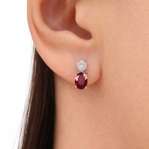 Pendientes de plata de ley con rubí rojo ovalado – Diseño clásico Ascent (9 x 7 mm)